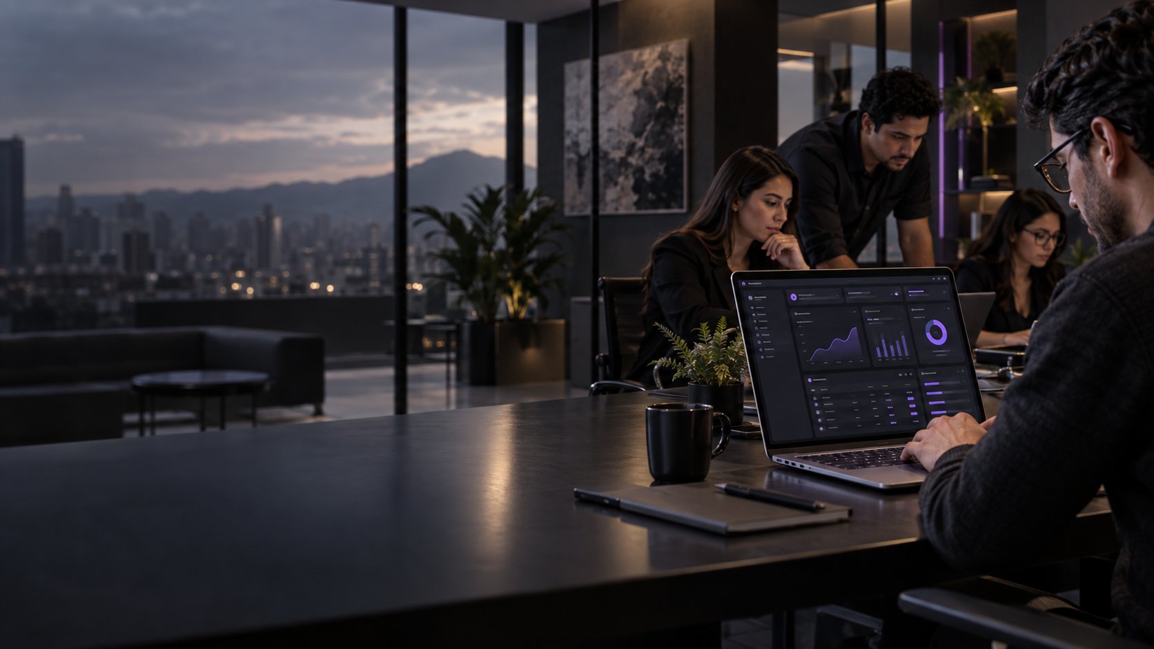 Equipo colaborando frente a una interfaz de software empresarial.